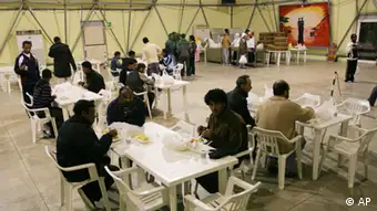 A view of a meal being served to would -be immigrants coming from Rosarno, in southern Italy's Calabria region, in the CARA (reception center for asylum seekers) in Bari (in southern Italy's Puglia region) after they abandoned their make-shift accomodations set up in former industrial sites in Rosarno, Tuesday, Jan. 12, 2010. U.N. human rights officials said Tuesday that they were deeply worried about Italy's deep-rooted racism against migrants following clashes in a southern town between African farmworkers, residents and police. Hundreds of Africans fled the farm town of Rosarno in the underdeveloped southern region of Calabria in trains, cars and caravans of buses arranged by authorities after two days of violence last week that erupted when two migrants were shot with a pellet gun in an attack they blamed on racism. (AP Photo/Donato Fasano) Für projekt Destination Europe Leben im Auffanglager Mangelnde Perspektiven und große Träume
