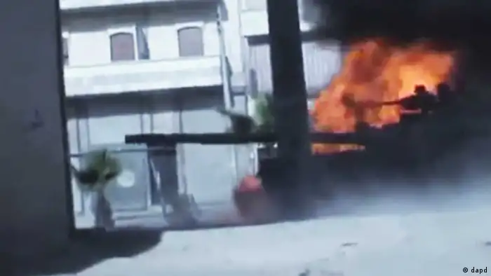 In this image made from amateur video released by the Ugarit News and accessed Monday, July 23, 2012, Syrian government troops are seen on a military tank as it catches on fire during clashes with Free Syrian Army soldiers in Aleppo, Syria. The Syrian regime acknowledged for the first time Monday that it possessed stockpiles of chemical and biological weapons and said it will only use them in case of a foreign attack and never internally against its own citizens. (Foto:Ugarit News via AP video/AP/dapd) TV OUT, THE ASSOCIATED PRESS CANNOT INDEPENDENTLY VERIFY THE CONTENT, DATE, LOCATION OR AUTHENTICITY OF THIS MATERIAL. // eingestellt von se