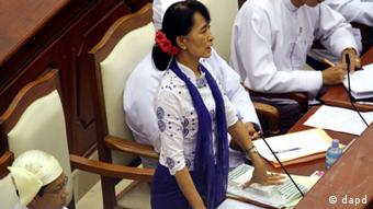 Aung San Suu Kyi äußert sich im Parlament. (Foto:Khin Maung Win/AP/dapd)