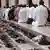 Muslime beim Gebet, im Vordergrund sieht man auf der Treppe die Schuhe der Gläubigen Foto: Prima (Fotolia)