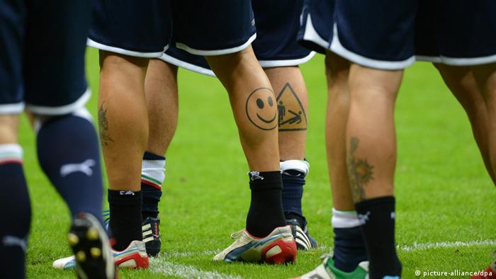 Безобидные наколки на ногах футболистов итальянской сборной