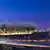 Nachtaufnahme vom Orbit-Turm und dem Olympiastadion in London. (Foto: EPA/FACUNDO) ARRIZABALAGA (zu dpa-Themenpaket zu den Olympischen Spielen in London 2012 vom 10.07.2012) +++(c) dpa - Bildfunk+++ pixel