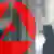 Emblem der Bundesagentur für Arbeit auf einer Glastür mit dem Schatten eines Mannes im Hintergrund (Foto: dpa)