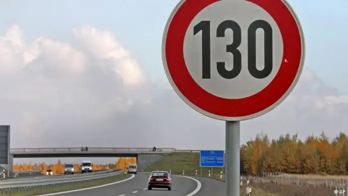 Ein Verkehrsschild mit Geschwindigkeitsbegrenzung auf 130 Stundenkilometer an der Autobahn A38, suedlich von Leipzig, aufgenommen am Mittwoch, 31. Okt. 2007. Die Forderung der SPD nach einem Tempolimit von 130 km/h auf deutschen Autobahnen ist am Wochenende 27./28. Okt. 2007 auf scharfen Widerspruch gestossen. (ddp images/AP Photo/Eckehard Schulz) ----A speed limit traffic sign stands on the motorway A38 southern of Leipzig, eastern Germany, on Wednesday, Oct. 31, 2007. (ddp images/AP Photo/Eckehard Schulz)
