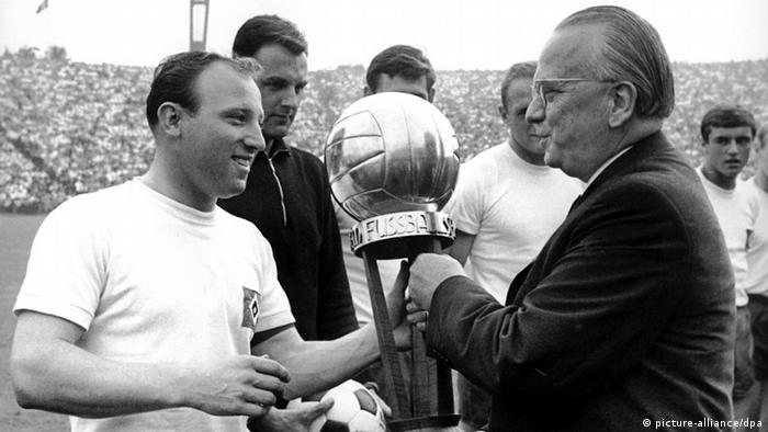 Uwe Seeler wird 1964 als deutscher Fußballer des Jahres ausgezeichnet