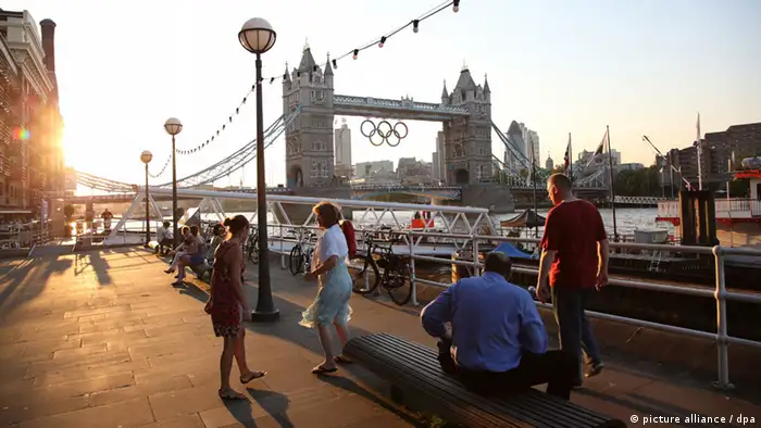People walk at butlers wharf near the tower bridge in London, Great Britain, 24 July 2012. The London 2012 Olympic Games will start on 27 July 2012. Photo: Friso Gentsch