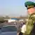 Ein russischer Grenzbeamter kontrolliert in Kaliningrad (ehemals Königsberg) am Übergang Bagrationowski (Preußisch Eylau) an der Grenze zu Polen und der EU den Grenzverkehr. (Aufnahme vom Juli 2005). Foto: Stefan Voß +++(c) dpa - Report+++