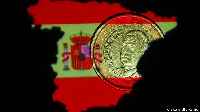 ILLUSTRATION - Auf die spanische Euro-Münze wird am 06.06.2012 in Schwerin die spanischen Flagge projiziert. Spanien wird nach Informationen der Deutschen Presse-Agentur voraussichtlich noch an diesem Samstag (09.06.2012) beim Euro-Rettungfsonds EFSF einen Antrag auf Hilfe für seine kriselnden Banken stellen. Die Zahlen des Internationalen Währungsfonds (IWF) für den Kapitalbedarf der spanischen Institute würden noch am Freitag erwartet, hieß es aus gut informierten Kreisen. Foto: Jens Büttner dpa +++(c) dpa - Bildfunk+++