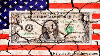 Ein-Dollar-Schein auf US-Fahne mit Rissen, Staatsverschuldung der USA (Foto: dpa)