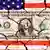 Nota de um dólar sobre bandeira dos EUA em concreto, desmoronando
