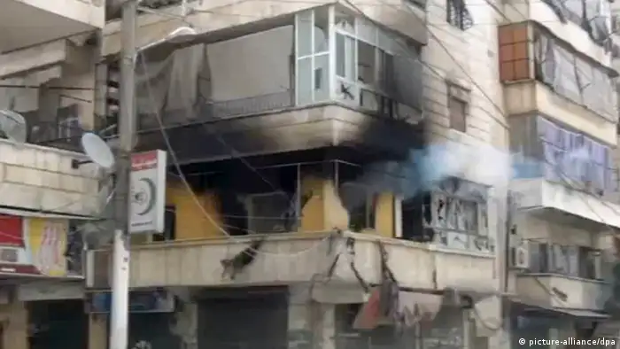 HANDOUT - Der Ausschnitt aus einem Video Ugarit News vom Samstag (28.07.2012) zeigt eine zerstörte Häuserfront in Aleppo (Syrien). Foto: Ugarit News dpa (ACHTUNG: Bestmögliche Qualität. DPA nutzt das Bild von einer alternativen Quelle und kann keine Gewähr für den genauen Ort und das genauer Datum geben)