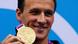Ryan Lochte präsentiert seine Goldmedaille. (Foto: REUTERS/David Gray) Ryan Lochte präsentiert seine Goldmedaille. (Foto: REUTERS/David Gray)