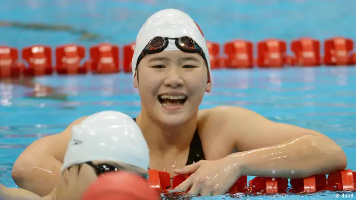 China's Ye Shiwen reacts after winning the women's 400-meter individual medley swimming final at the Aquatics Centre in the Olympic Park during the 2012 Summer Olympics in London, Saturday, July 28, 2012. Ye set a new world record with a time of 4:28:43. (Foto:David J. Phillip/AP/dapd)