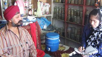 سوربید سنگهـ یک طبیب سنتی است. او در شهر مزارشریف یک فروشگاه دواهای گیاهی دارد.