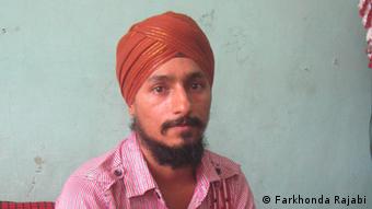 جسوندر سنگهـ 20 ساله نتوانسته است در مکاتب عمومی شهر مزارشریف درس بخواند. او مجبور شد خواندن و نوشتن را نزد پدر و مادرش بیاموزد. These photos are taken by Farkhonda Rajabi, DW correspondent in Mazar-e Sharif. All rights reserved for Deutsche Welle. Zulieferer: Sayed Asef Hossaini