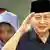  Siti "Tutut" Hardiyanti Rukmana difoto saat berdiri di belakang bapaknya, mantan Presiden Soeharto