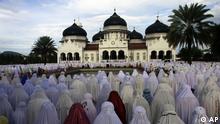 Indonesian Muslims perform Eid al-Adha prayers at Baiturrahman Grand Mosque, Banda Aceh, Indonesia, Wednesday, Nov. 17, 2010. Muslims around the world celebrate Eid al-Adha, or feast of sacrifice by slaughtering sheep and cattle in remembrance of Abraham's near-sacrifice of his son. (ddp images/AP Photo/Heri Juanda)