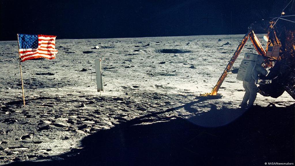 Orang yang pertama kali menjelajah bulan adalah