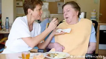 Einer pflegebedürftigen älteren Dame wird am Dienstag (17.04.2012) in Weingarten (Kreis Ravensburg) in einem Altenheim das Essen von einer Pflegekraft gegeben. Foto: Tobias Kleinschmidt dpa/lsw