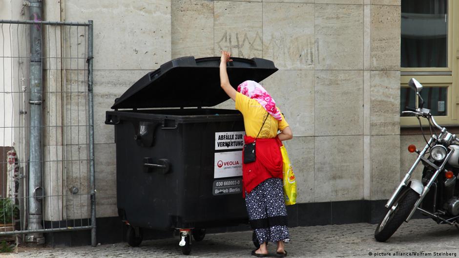 Dumpster diving in Spain DW 02/24/2013