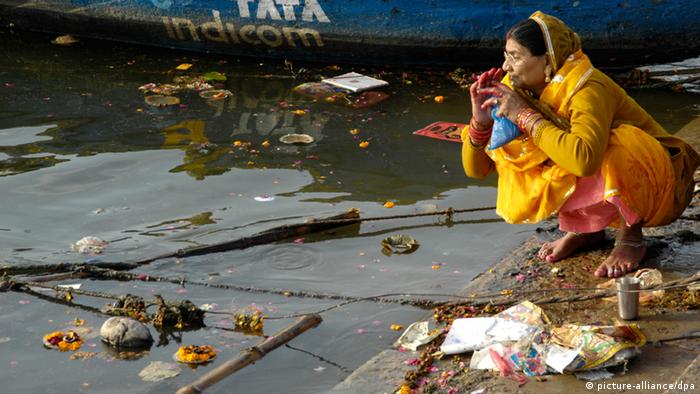 Woman in front of the Ganges river (photo: Karlheinz Schindler pixel)