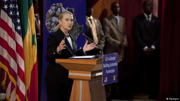 U.S. Secretary of State Hillary Clinton speaks at the University of Dakar in Senegal, August 1, 2012. Clinton urged Africa on Wednesday to recommit to democracy, declaring the old ways of governing can no longer work on a continent boasting healthy economic growth and an increasingly empowered citizenry. REUTERS/Joe Penney (SENEGAL - Tags: POLITICS) // eingestellt von se