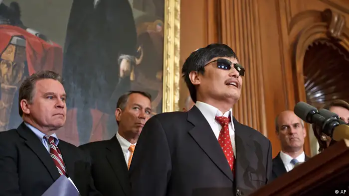 Blind Chinese dissident Chen Guangcheng speaks at an event on Capitol Hill in Washington, Wednesday, Aug. 1, 2102, hosted by House Speaker John Boehner of Ohio, and House Minority Leader Nancy Pelosi of Calif. From left are, Rep. Christopher Smith, R-N.J., Boehner, Chen Guangcheng, and Rep. Rick Larsen, D-Wash. (Foto:J. Scott Applewhite/AP/dapd)