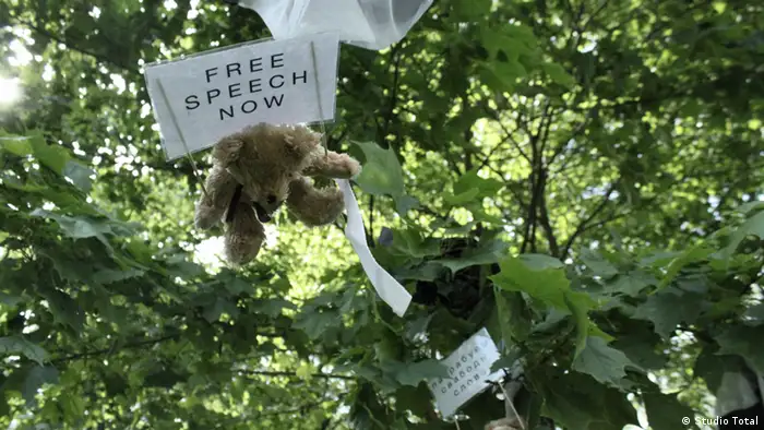 Zwei Teddybären mit Schildern wie Free Speech Now hängen in Bäumen, Juli 2012; Copyright: Studio Total