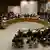 Innenansicht des Sicherheitsrates der Vereinten Nationen. Abgeordnete sitzen um einen halb runden Tisch. ( Foto: Soeren Stache)
