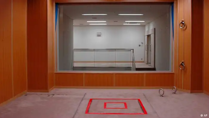 In this photo taken and released on Aug. 27, 2010 by Japan's Justice Ministry, the trapdoor where a condemned criminal is to stand is marked with a red double square on the floor in an execution room at Tokyo Detention Center when the local media are allowed a rare tour of Tokyo's main gallows in a bid to create more public awareness about capital punishment. Three death row inmates in Japan were executed by hanging on Thursday, March 29, 2012, the country's first executions in more than a year and a half. Japan, along with the United States, is one of the few industrialized countries that still has capital punishment. The room behind the glass window is for witnesses to stand and observe the execution. (Foto:Justice Ministry/AP/dapd) EDITORIAL USE ONLY, NO CROPPING ALLOWED