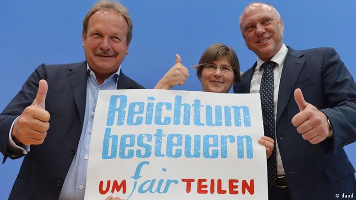 Frank Bsirske, Jutta Sundermann und Ulrich Schneider, posieren mit einem Plakat mit der Aufschrift Reichtum besteuern - umFAIRteilen. Foto: Oliver Lang/dapd