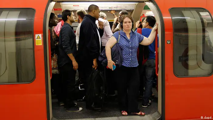 People in a Central Line underground train wait for the departure at Liverpool Street underground station in London, Friday, Aug. 3, 2012. Severe delays were reported Friday morning on the busy tube line serving some Olympics venues on the day that the athletics competition gets under way. (Foto:Sang Tan/AP/dapd)