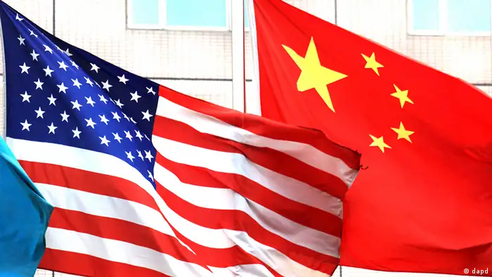 China USA Symbolbild Flaggen in Peking
