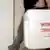 Eine Mitarbeiterin der Deutschen Stiftung für Organtransplantation trägt eine spezielle Kühlbox für Spenderorgane (Foto: dpa)