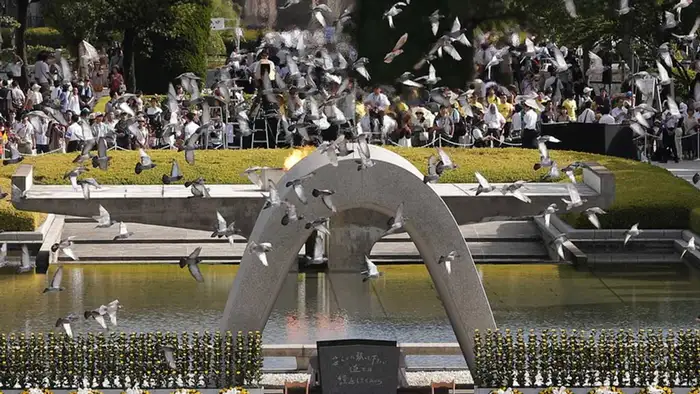 Doves fly over the cenotaph dedicated to the victims of the atomic bombing at the Hiroshima Peace Memorial Park during the ceremony of the 67th anniversary of the bombing, in Hiroshima, western Japan, Monday, Aug. 6, 2012.(Foto:Itsuo Inouye/AP/dapd). //eingestellt von haz