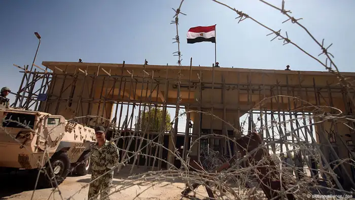 ARCHIV - Ägyptische Soldaten bewachen am 04.06.2012 den gesperrten Grenzübergang in Rafah zwischen dem Gazastreifen und der ägyptischen Sinai-Halbionsel. Nach dem verheerenden Anschlag auf einen Militärkontrollposten auf der Halbinsel Sinai suchen die ägyptischen Sicherheitskräfte nach weiteren Attentätern, die die Aktion überlebt haben könnten. Bei dem Anschlag am Vorabend waren 16 ägyptische Soldaten getötet worden. EPA/ALI ALI dpa (zu dpa 0284 am 06.08.2012) +++(c) dpa - Bildfunk+++
