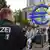 Hessen/ Polizisten beginnen am Montag (06.08.12) vor der Zentrale der Europaeischen Zentralbank (EZB) in Frankfurt am Main mit der Raeumung des Occupy-Camps. Das Verwaltungsgericht Frankfurt am Main hat am Montag einen Eilantrag abgelehnt, mit dem sich die Aktivisten gegen eine Aufloesung und drohende Raeumung des Zeltlagers gewandt hatten. Das Protest-Camp und die damit einhergehende dauerhafte Besetzung der Gruenanlange seien durch das Grundrecht der Versammlungsfreiheit nicht gedeckt, begruendete das Gericht seine Entscheidung. Die Polizei rief Occupy kurz nach dem Urteil vor Ort dazu auf, das Gelaende zu verlassen. (zu dapd-Text) Foto: Mario Vedder/dapd