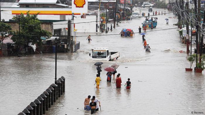 Philippine flooding displaces hundreds of thousands | News | DW | 08.08 ...