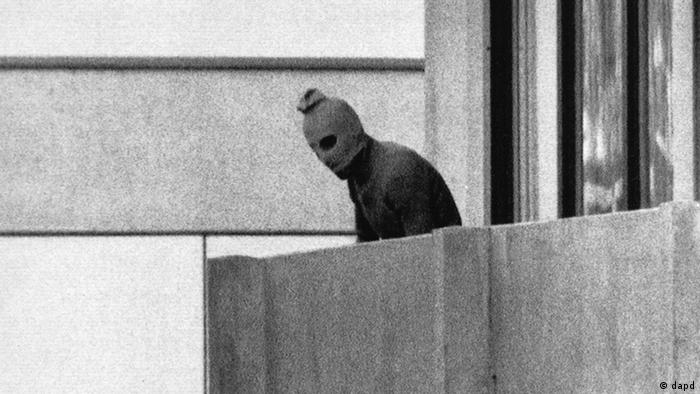 Ein vermummtes Mitglied der Terrororganisation Schwarzer September auf dem Balkon im Olympischen Dorf in München. Olympia Attentat von München 1972