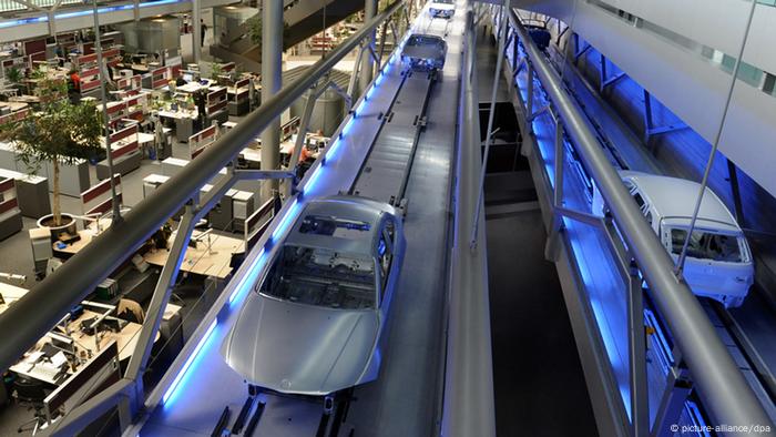 Im BMW-Werk in Leipzig fahren neue BMW auf einem Fließband - Foto: Waltraud Grubitzsch (dpa)