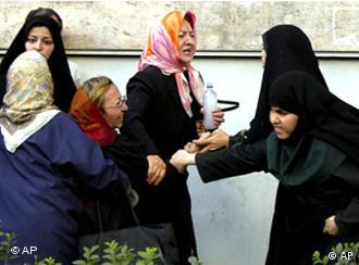 مآموران زن دولتی در تلاش برای ممانعت از تظاهرات هواداران حقوق زن - عکس از آرشیو