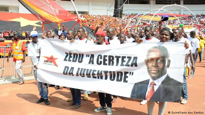 Anhänger der angolanischen Regierungspartei MPLA (Quintiliano dos Santos)