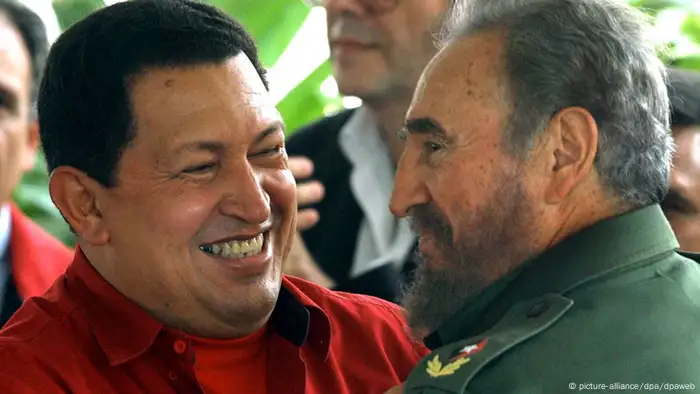 Hugo Chávez y Fidel Castro se abrazan.