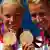 Franziska Weber (l.) und Tina Dietze halten die Goldmedaillen. (Foto: REUTERS)