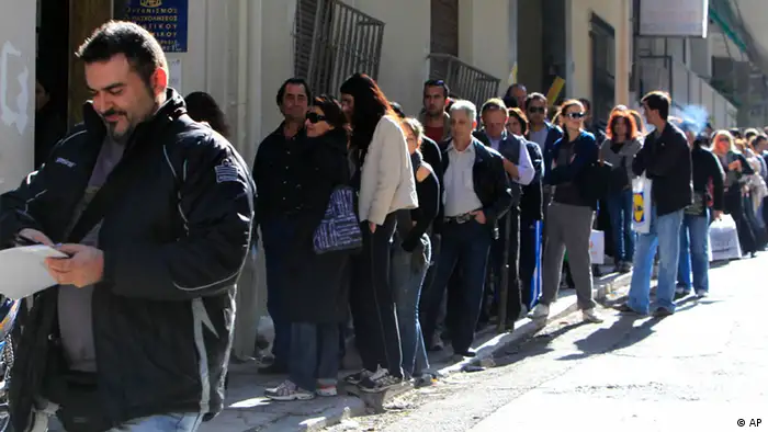 Unemployed Greeks wait in a long line at a state labor office to collect benefit checks, in Athens, on Monday, Oct. 24, 2011. Waiting times were lengthened by a computer system glitch early Monday. Greece, expecting a fourth year of recession in 2012, is suffering from a rapid rise in unemployment _ now at 16.5 percent _ and drop in living standards. (Foto:Thanassis Stavrakis/AP/dapd)