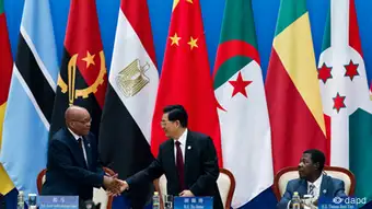 South African President Jacob Zuma, left, is greeted by Chinese President Hu Jintao, center, while Benin's President Thomas Yayi Boni, right, looks on after Zuma delivered a speech for the 5th Ministerial Conference of the Forum on China-Africa Cooperation held at the Great Hall of the People in Beijing, China Thursday, July 19, 2012. Hu on Thursday pledged African governments $20 billion in credit over the next three years and called for more China-Africa coordination in international affairs to defend against the bullying of richer powers. (Foto:Andy Wong/AP/dapd)