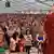 Der Karmapa spricht vor großem Publikum beim Buddhistentreffen im Allgäu (Foto: Matt Balara/Buddhistischer Dachverband "Diamantweg")