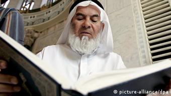 An Iraqi Sunni Muslim reads the holy Islamic book al- Quran before the Friday noon prayer at Umm al-Qura Mosque, the headquarters of the Association of Muslims Scholars in Iraq, on the eve of the referendum for the new constitution in Iraq, Baghdad on Friday 14 October 2005. Foto: ALI HAIDER +++(c) dpa - Report+++
