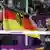 Jonas Reckermann und Julius Brink feiern ihren Olympiasieg mit deutscher Fahne (Foto: dpa)