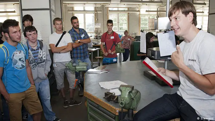 Auszubildende des Pilotprojekts 'Europeans@Siemens' in Berlin, 29 Jugendliche aus 14 EU-Staaten. Foto Pressestelle von Siemens